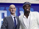 Zion Williamson (vpravo) pijímá gratulaci k první pozici v draftu NBA od...