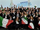 Italská delegace oslavuje a tí se na olympiádu v Milán a Cortin.