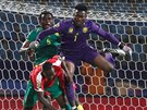 Kamerunský gólman Andre Onana (vpravo) zasahuje s pomocí Michaela Ngadeua...