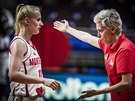 ernohorská trenérka Jelena keroviová (vpravo) radí, naslouchá jí Boica...