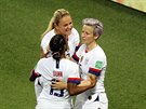 Americké fotbalistky oslavují gól Megan Rapinoeové (vpravo) proti Francii.