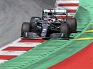Lewis Hamilton z Mercedesu bhem tréninku v Rakousku