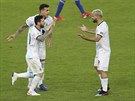 Argentinský kapitán Lionel Messi (vlevo) slaví se spoluhrái svou trefu proti...