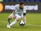 Argentinský kapitán Lionel Messi práv promnil penaltu proti Paraguayi.