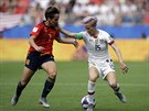 Americká fotbalista Megan Rapinoeová (vpravo) fauluje Martu Correderovou ze...