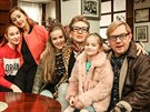 Vanda Hybnerová, Kateina Kaira Hrachovcová a Petr tvrtníek v seriálu...