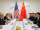 Prezident Spojených států Donald Trump a čínský prezident Si Ťin-pching během...