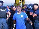 Jeden z migrant z lodi Sea-Watch 3 poté, co lo pistála v italském pístavu...