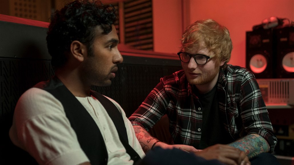 Ve snímku Yesterday zapomn�l i zp�vák Ed Sheeran.
