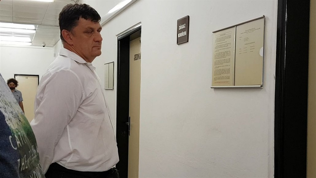 Za rozbití obličeje spoutaného muže dostal strážník místo vězení podmínku