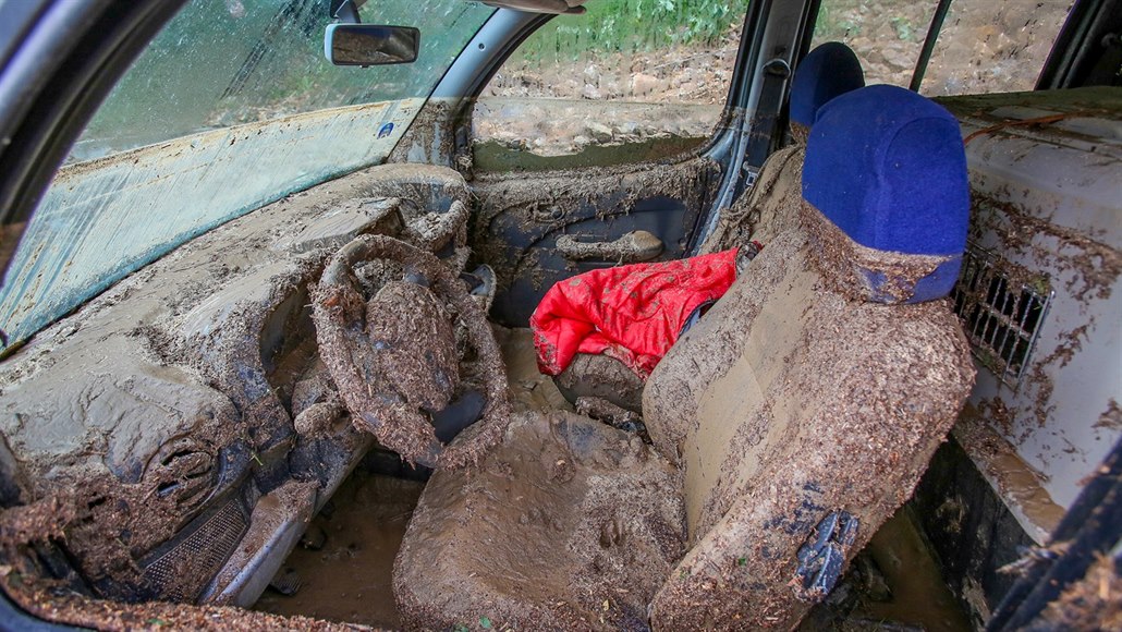 V Táboře se hledá viník velkého sesuvu půdy, který po bouřce zničil auto