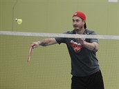 Brank David Rittich z Calgary si letn ppravu zpestuje badmintonem.