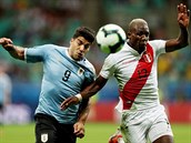 Uruguaysk tonk Luis Surez (vlevo) a forvard Luis Advincula z Peru.