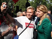 Slovenská prezidentka Zuzana Čaputová se svým fanouškem při pořizování selfie....