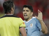 Uruguaysk tonk Luis Surez agituje u brazilskho sudho Raphaela Clause...