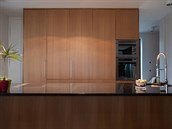 Kuchyň s posuvnými dveřmi lze snadno materiálově i barevně sladit s dalším...