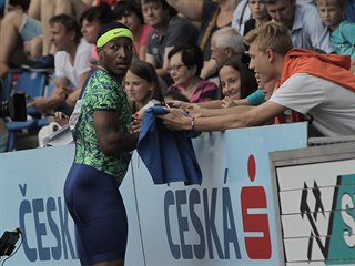 Americký sprintér Mike Rodgers se podepisuje ostravským fanouškům.