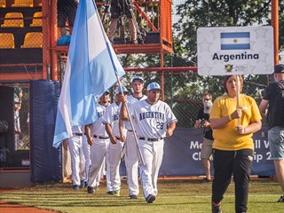 Hráči Argentiny nastupují na hřiště během slavnostního zahajovacího ceremoniálu.