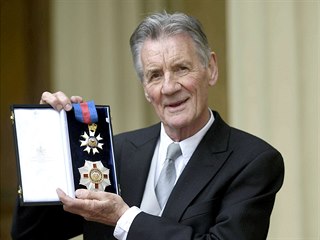Michael Palin s rytířským řádem sv. Michala a sv. George (12. června 2019)