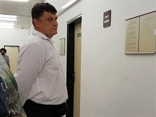 Strážník Pavel Jindra u odvolacího Krajského soudu v Ústí nad Labem