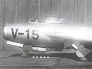 MiG-15T. Pod kabinou je vidět součást vlečného zařízení.