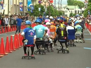V Japonsku závodí v jízdě na kancelářských křeslech