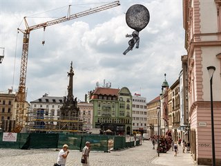 Na olomouckém Horním náměstí je nyní v rámci festivalu Sculpture line k vidění...