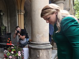 Slovensk prezidentka Zuzana aputov se na Vinohradskm hbitov poklonila...