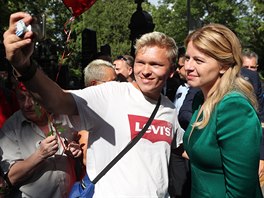 Slovensk prezidentka Zuzana aputov se svm fanoukem pi poizovn selfie....