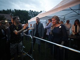 Zuzana aputová se svými píznivci na praské Kamp (20. 6. 2019).