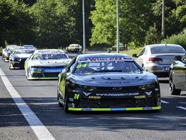 Spanilá jízda závodních speciál NASCAR Mostem