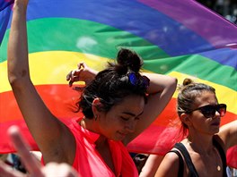 Účastnice pochodu za práva homosexuálů v makedonském hlavním městě Skopje (29....