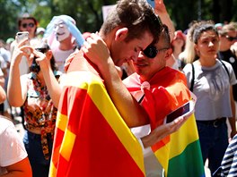 Účastníci pochodu za práva homosexuálů v makedonském hlavním městě Skopje (29....