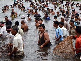V Indii se rybaí ve velkém a hromadn. Do jezera Digholi se místní vydávají v...
