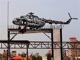 ZNOVU V OBLACÍCH. Rozbitý vrtulník bývalého palestinského prezidenta Jásira...