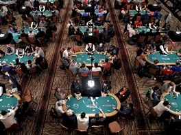 VIVAT LAS VEGAS: Hráči a dealeři sedí u stolů během mezinárodního turnaje v...
