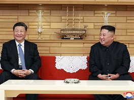 Čínský prezident Si Ťin-pching (vlevo) se potkal s vůdcem KLDR Kim Čong-unem...