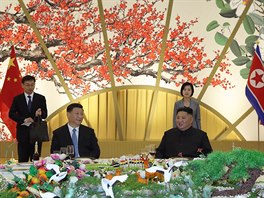 Severokorejský vůdce Kim Čong-un (druhý zprava), jeho manželka Ri Sol Ju...