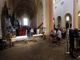 Vlevo vidíte zakrytý oltář, vedle kterého se nachází zazděná gotická kaple s...