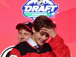 Jednika draftu NHL v roce 2019 - Jack Hughes oblk dres New Jersey Devils.