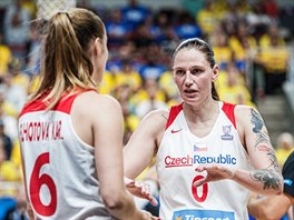 esk basketbalistky Karolna Elhotov (vlevo) a Renta Bezinov bhem zpasu...