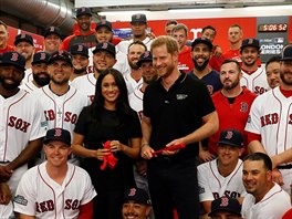 Vévodkyn Meghan a princ Harry s baseballovým týmem Boston Red Sox ped zápasem...