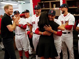 Vévodkyn Meghan a princ Harry s baseballovým týmem Boston Red Sox ped zápasem...