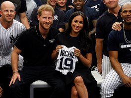 Vévodkyn Meghan a princ Harry s baseballovým týmem New York Yankees ped...