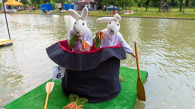 Přehlídka netradičních plavidel na hudebním festivalu Holešovská regata. Na snímku plavidlo Boba a Bobka. (22. 6. 2019)