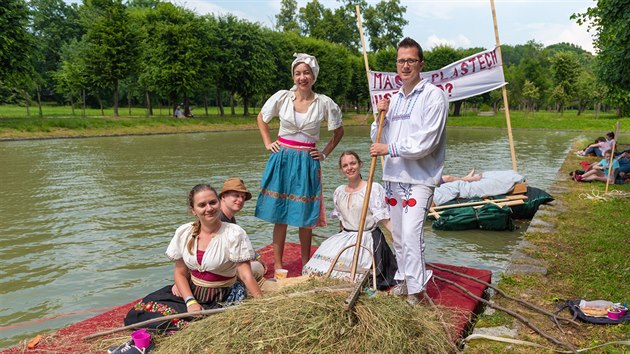 Přehlídka netradičních plavidel na hudebním festivalu Holešovská regata. Na snímku plavidlo Tradičný slovenský dvor. (22. 6. 2019)
