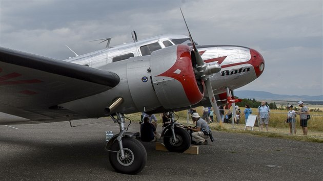 Na letišti v Roudnici nad Labem na Litoměřicku začala dvoudenní letecká přehlídka Memorial Air Show. Na snímku je letoun Lockheed Electra 10A, který vlastnil Jan Antonín Baťa (22. června 2019).