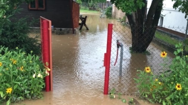 V Chlumanech na Prachaticku domy zalila voda z rozvodněného potoka a z rybníka, evakuovat se muselo patnáct lidí (23. 6. 2019).