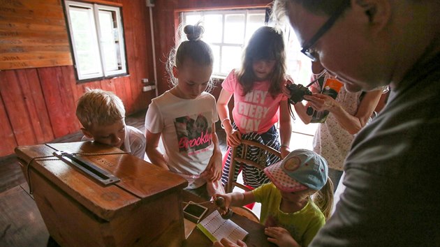 Na vrcholu sjezdovky v rekrea�n�m are�lu Mon�nec u Sedlce-Pr�ice na P��bramsku se 22. �ervna 2019 otev�ela rouben� po�tovna, kter� d��ve st�la 150 let na Sn�ce.