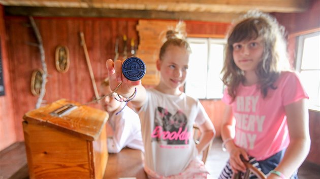 Na vrcholu sjezdovky v rekrea�n�m are�lu Mon�nec u Sedlce-Pr�ice na P��bramsku se 22. �ervna 2019 otev�ela rouben� po�tovna, kter� d��ve st�la 150 let na Sn�ce.